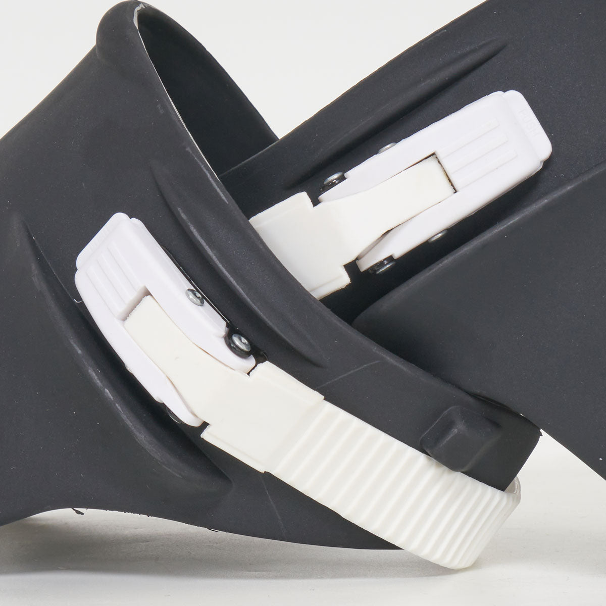 Razors Genesys Cuffs - White buckle - Loco Skates