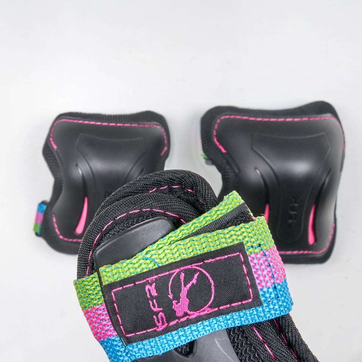 Packs 3 protections - RIO ROLLER - TRIPLE PAD SET Black Pink - Rose - Genouillères/Coudières Packs 3 protections - RIO ROLLER - TRIPLE PAD SET Black Pink - Rose - Genouillères/Coudières