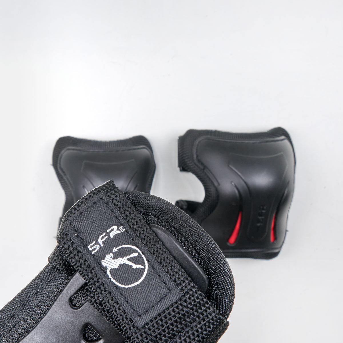 Set De 3 Protections SFR Essentials Junior – Poignets, Coudières, Genouillères – Homme, Débutant
